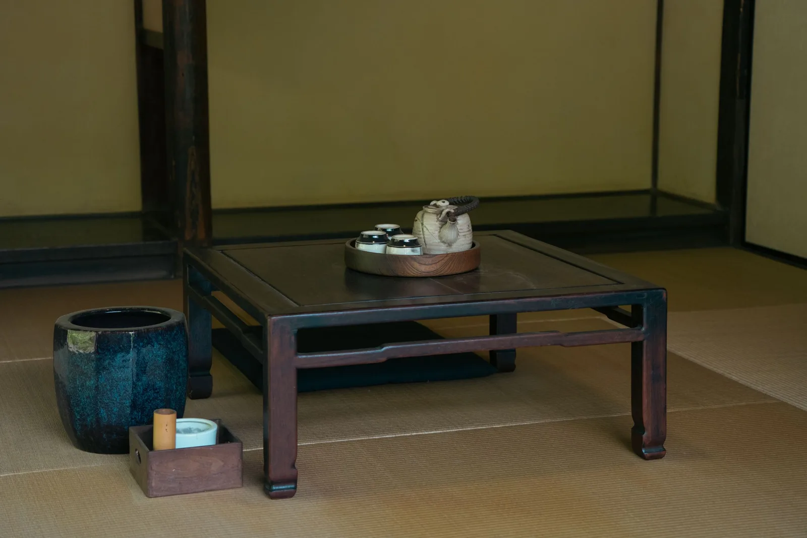 Table basse japonaise en bois clair devant un canapé dans un salon de maison